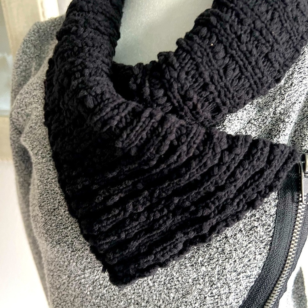 T-SHIRT: Gray long sleeve sweater with black collar and front side zipper SizeXS - Picture 6 of 10